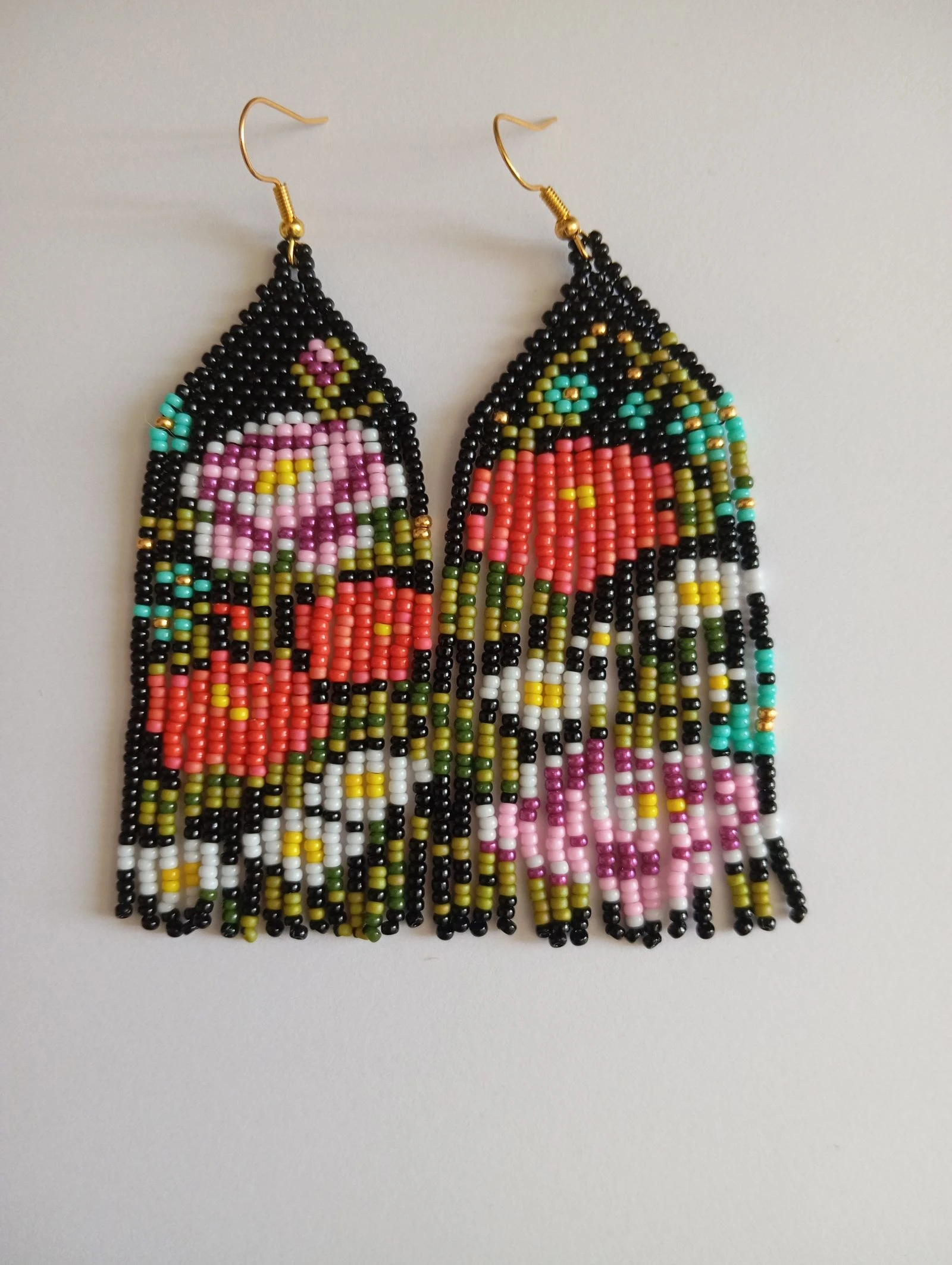 Boucles d'oreilles fleurs multicolores à fond noir en perles.